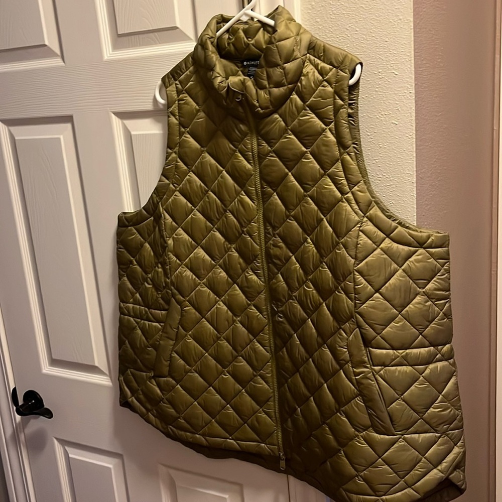 Athleta whisper Featherless Vest